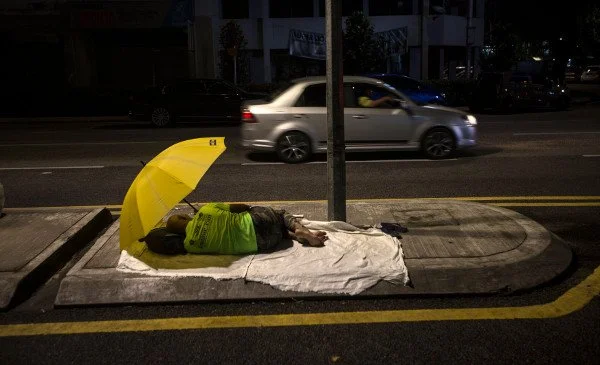 Imagen de archivo de una persona durmiendo en la calle