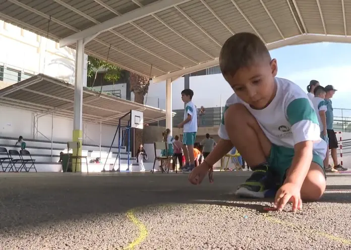 Los alumnos del Colegio de Chayofa han aprendido en un día la lucha canaria o el pito herreño, una jornada que han vivido en familia