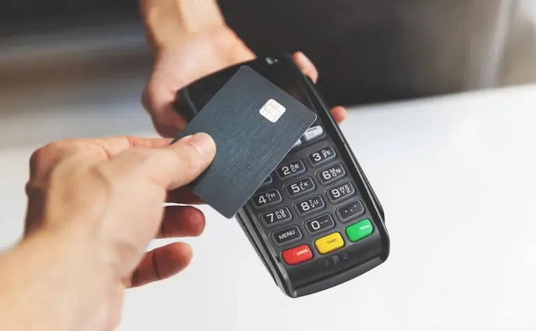 Mientras el 30% de la población paga con tarjeta, existen comercios que se resisten a este método de pago