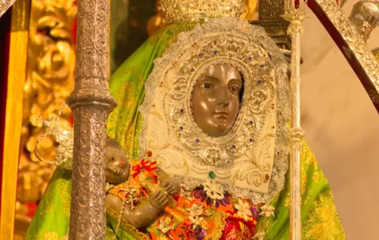 Cientos de personas acuden a visitar a la Virgen de Candelaria en la iglesia de La Concepción