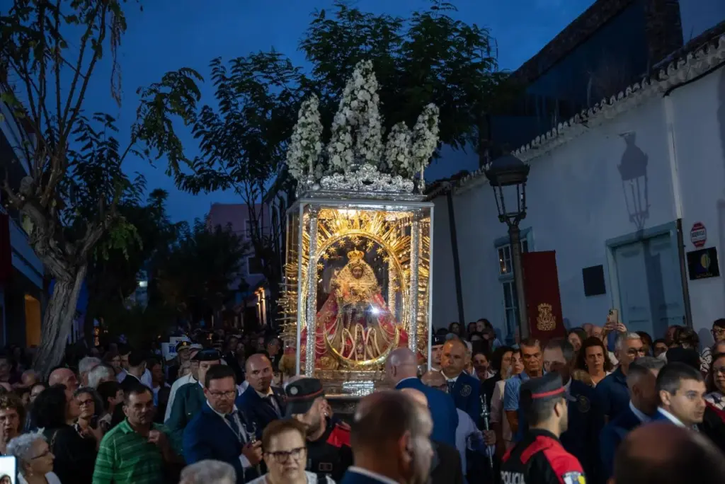 La Virgen de las Nieves recorrerá este 1 de noviembre las zonas afectadas por la erupción volcánica. El Cabildo de La Palma facilitará guaguas gratis para el desplazamiento de los peregrinos / Cabildo de La Palma