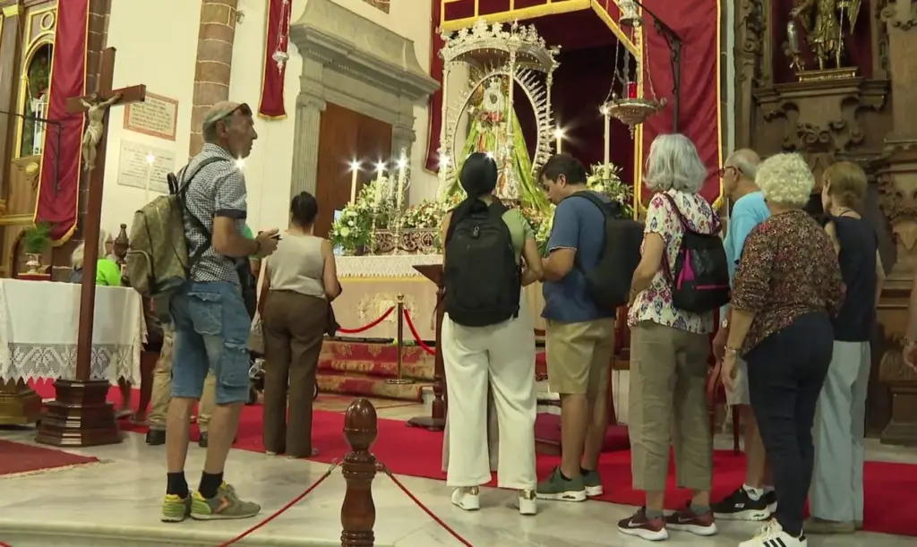 Fieles haciendo cola para ver a la Virgen de Candelaria