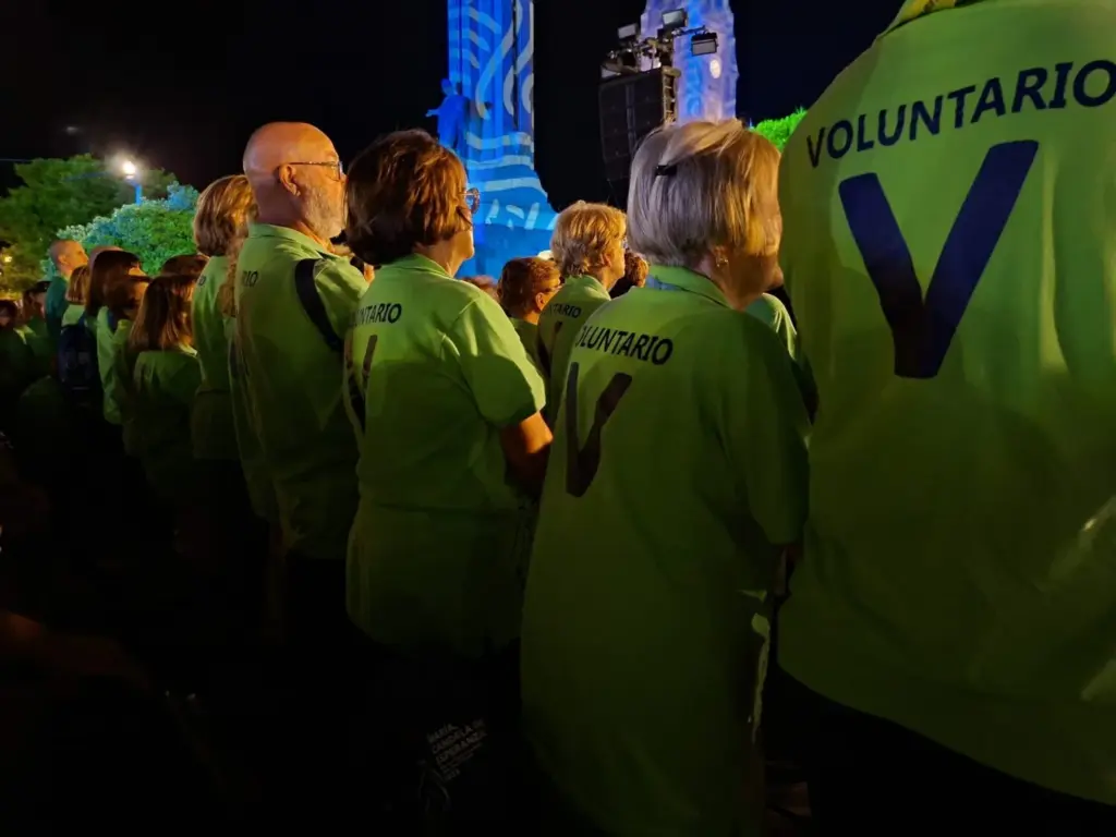 Voluntarios de la Virgen de Candelaria en la misa de despedida de 'La Morenita' / Ángel Muñiz 