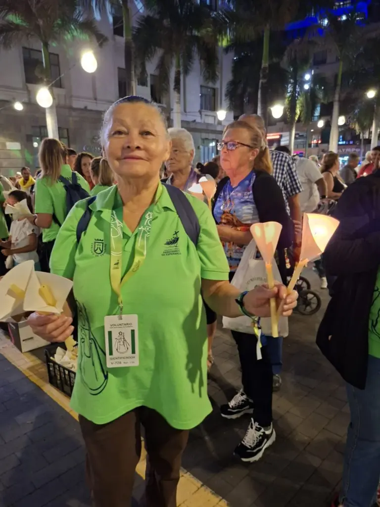 Los voluntarios han entregado velas a los peregrinos que acompañan a la imagen / Ángel Muñiz