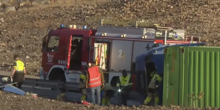 Vuelca un camión en la TF-2 y una persona queda atrapada