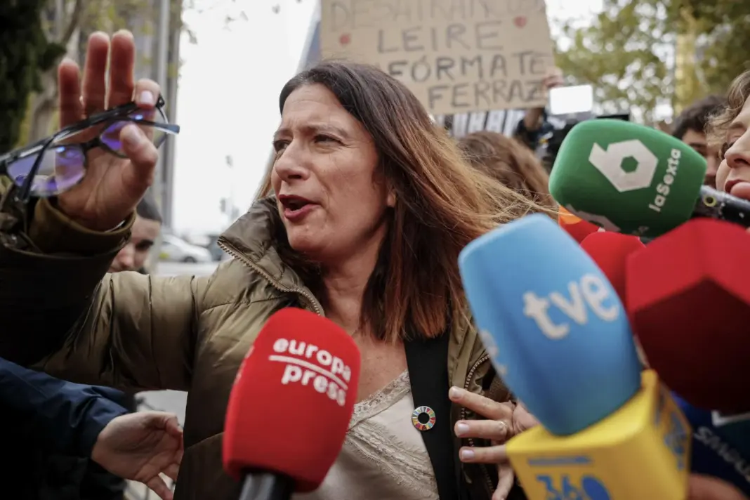 MADRID, 17/11/2025.- Leire Díez (c), exmilitante del PSOE, a las puertas de los Juzgados de Plaza de Castilla este lunes donde está cita a declarar ante el juez Arturo Zamarriego, que la investiga por presuntamente maniobrar en contra de mandos de la Guardia Civil y la Fiscalía. EFE/ Daniel González