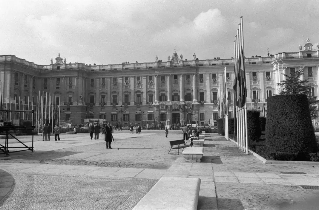 Fotografía de archivo (26-11-1975), de una vista de la plaza de Oriente con el Palacio Real al fondo. El régimen de Franco se sirvió de grandes escenarios monumentales para hacer exhibición del poder acumulado por el dictador español: así sucedía con sus discursos anuales ante la multitud convocada en la madrileña Plaza de Oriente o con el Valle de los Caídos, un gigantesco mausoleo conmemorativo de su victoria en la guerra civil.
