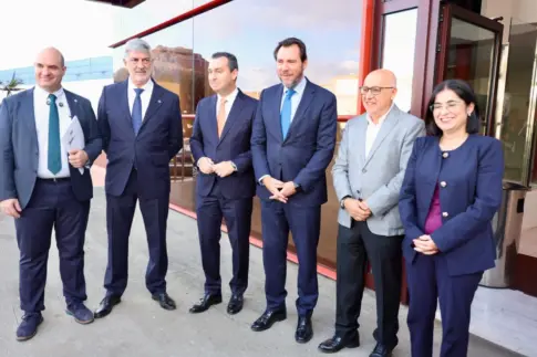 Óscar Puente anuncia más de 2.100 millones para los puertos y aeropuertos de Canarias