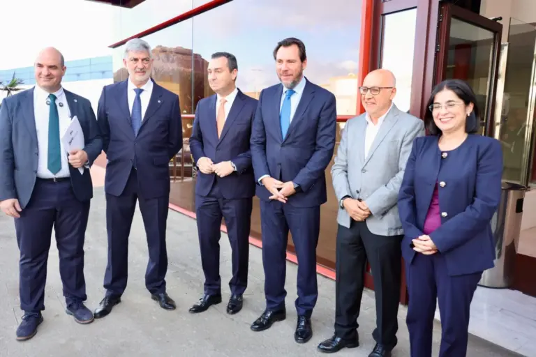 Óscar Puente anuncia más de 2.100 millones para los puertos y aeropuertos de Canarias