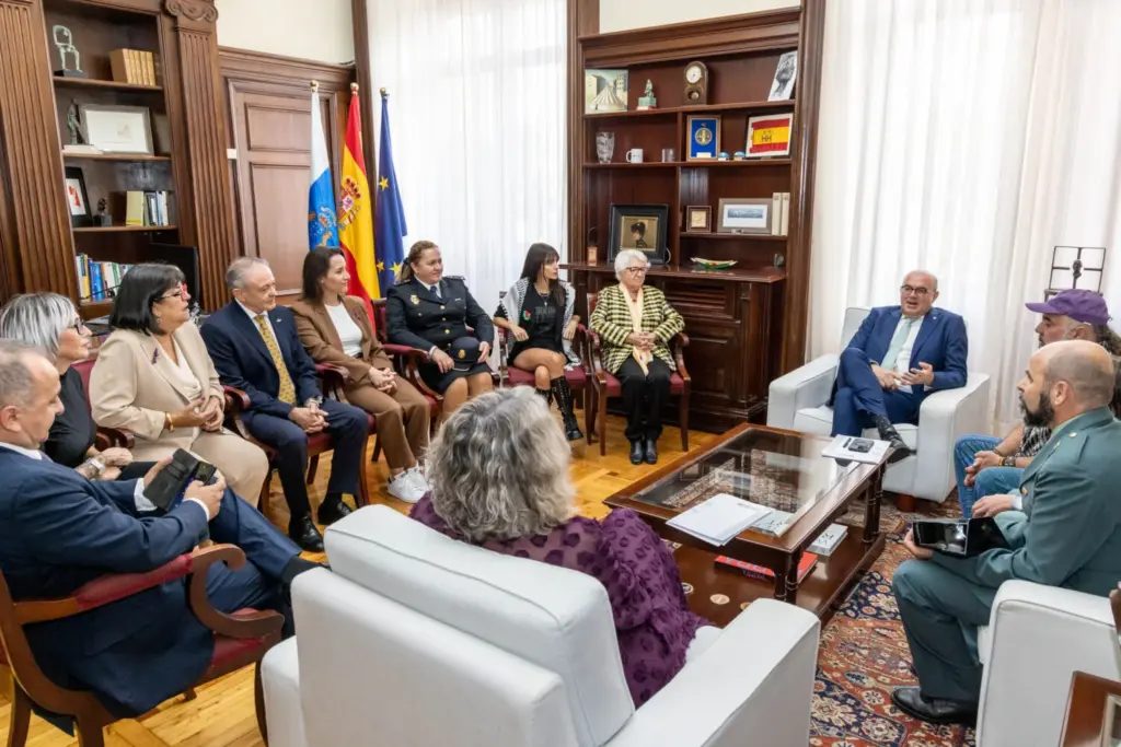 Anselmo Pestana con los premiado Meninas 2025