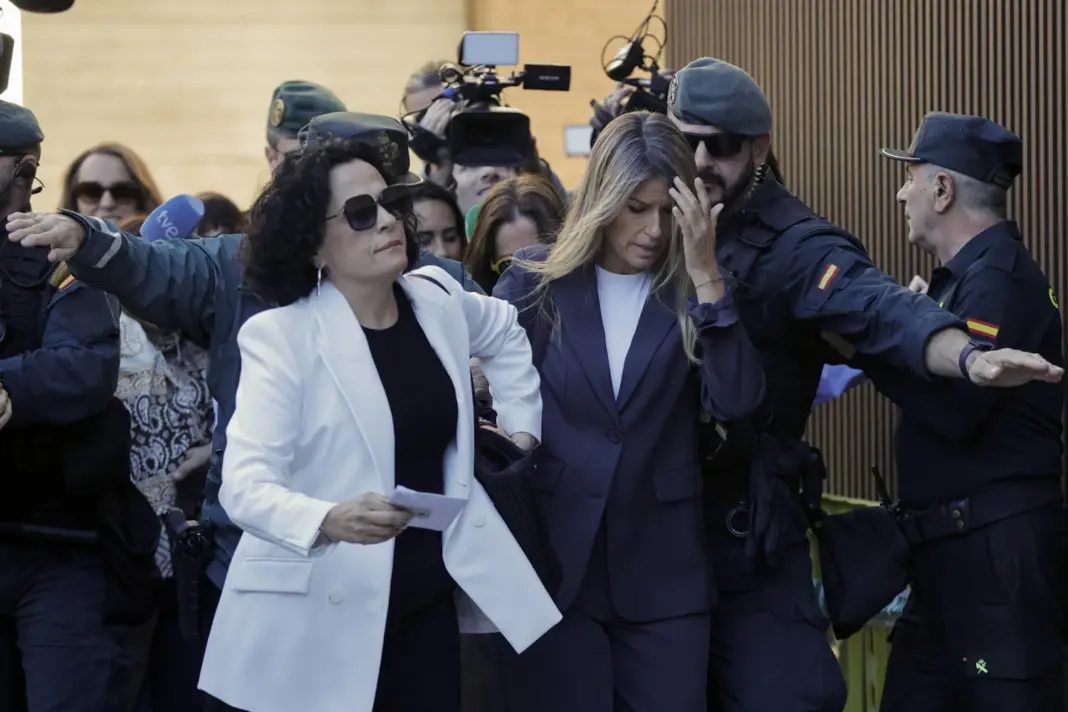 Maribel Vilaplana a su llegada este lunes a los juzgados de Catarroja | EFE / Manuel Bruque