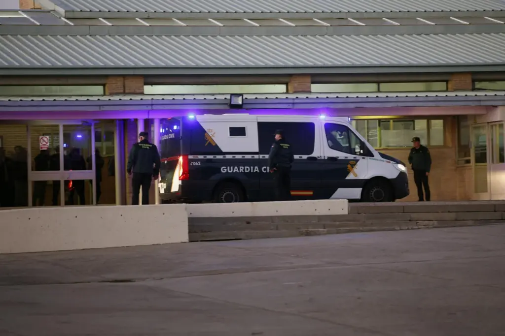 Vista del furgón policial que ha trasladado a José Luis Ábalos y Koldo García para ingresar este jueves en la cárcel de Soto del Real