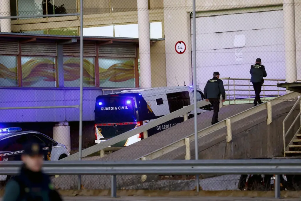 Vista del furgón policial que ha trasladado a José Luis Ábalos y Koldo García para ingresar este jueves en la cárcel de Soto del Real