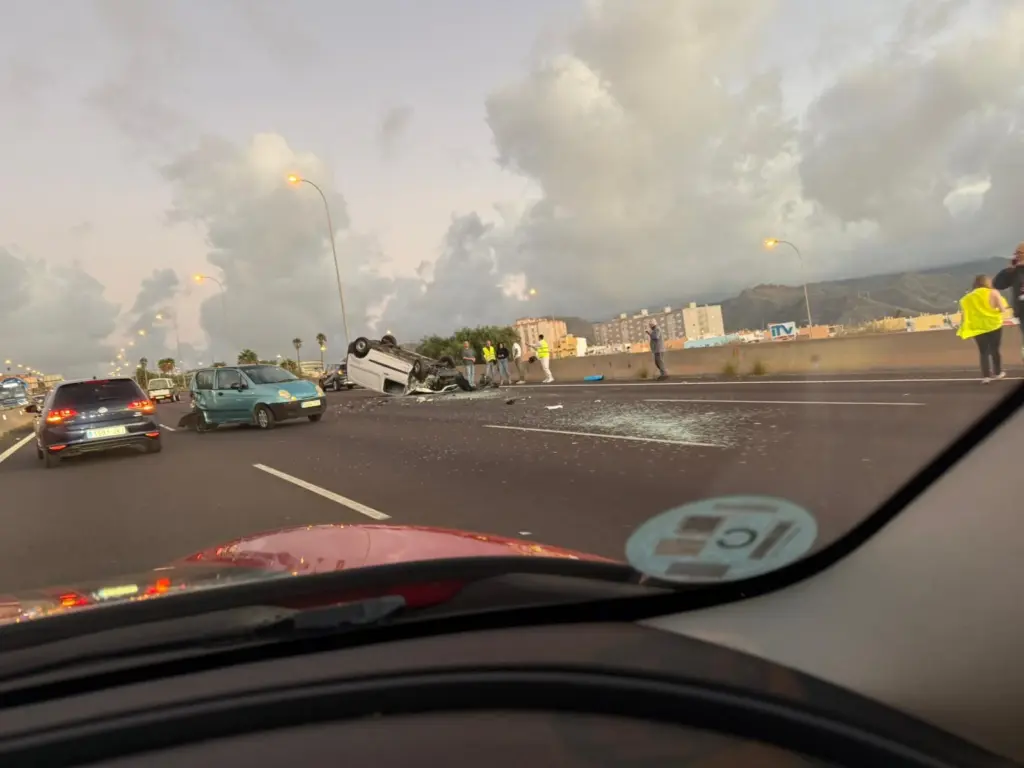 Imagen del accidente de tráfico en la TF-5 que provoca importantes retenciones 