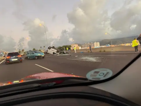 El choque entre dos vehículos en la TF-5 provoca importantes retenciones