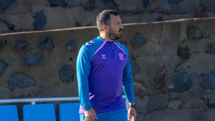 El entrenador del CD Tenerife Femenino B, Adrián Albéniz