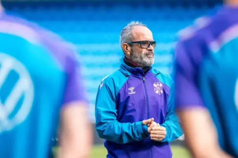 Álvaro Cervera teme que su equipo se atasque en casa ante el Arenteiro