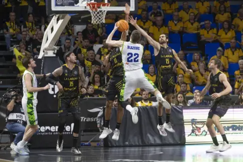 80-70 | El Tenerife se afianza en el liderato tras su triunfo ante el Tofas Bursa