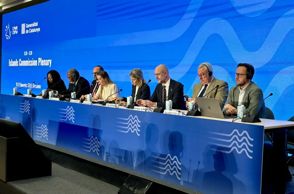 Canarias pide a Europa una estrategia valiente para limitar la compra de vivienda a no residentes.