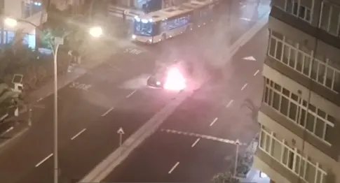 Un coche sin control e incendiado se choca contra un edificio en Escaleritas