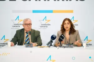 Los consejeros de CC Carlos Culebras y Vidina Cabrera durante la rueda de prensa de este viernes