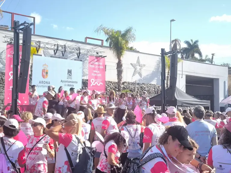 La marea rosa toma las calles de Adeje y Arona, en el 20º aniversario de la Carrera por la Vida