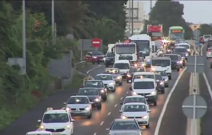 Las colas en Tenerife vuelve a reabrir el debate sobre la movilidad