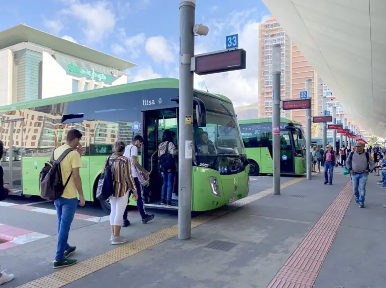 El Congreso acuerda que el transporte público en Canarias siga siendo gratuito en 2026