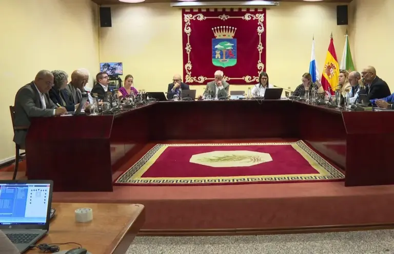 Los consejeros del PP en el Cabildo de El Hierro debutan en pleno tras su pacto con el PSOE