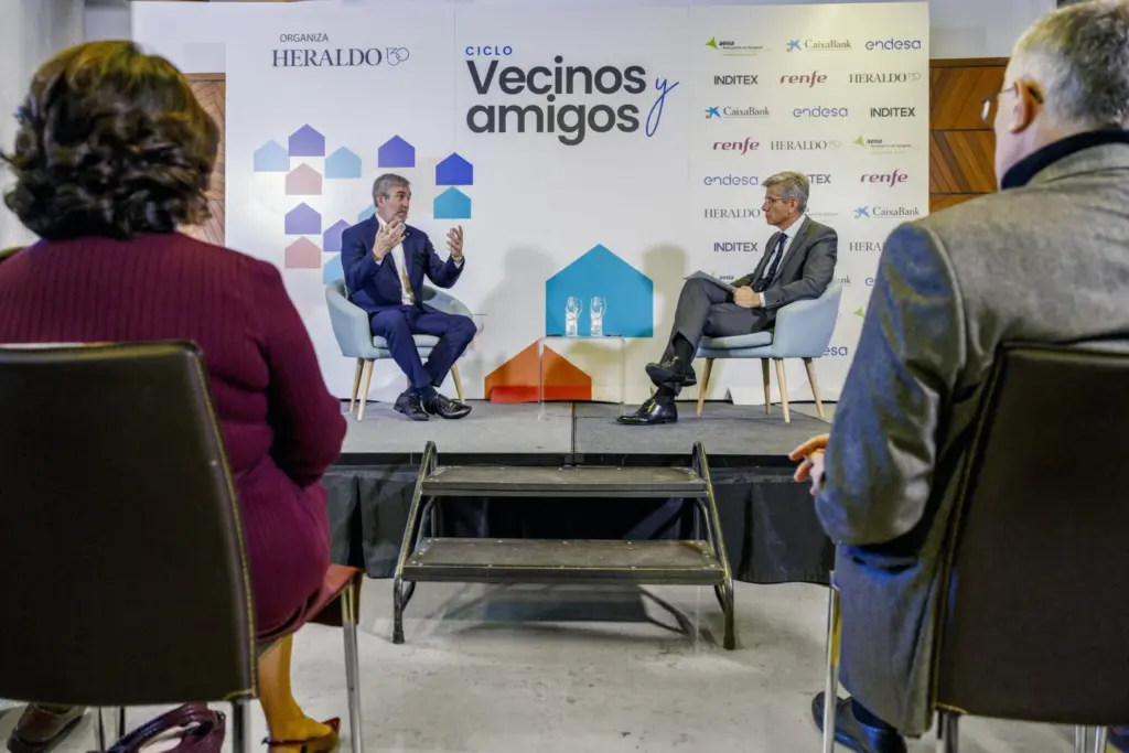 Clavijo llama al acuerdo sobre financiación para evitar "una batalla judicial". En la imagen, el presidente de Canarias, Fernando Clavijo (i), interviene en el ciclo organizado por el Heraldo de Aragón 'Vecinos y Amigos' como un espacio de diálogo de los presidentes y presidentas autonómicas dirigido por el director del diario, Mikel Iturbe (d), este jueves, en Zaragoza. EFE/Javier Cebollada