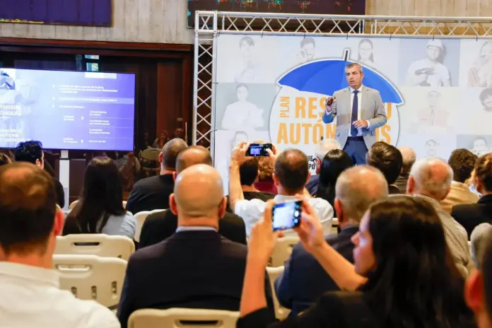 El vicepresidente del Gobierno de Canarias y consejero de Economía, Industria, Comercio y Autónomos, Manuel Domínguez, durante la presentación del Plan Respaldo Autónomos