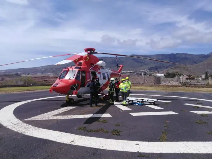 El helicóptero del Grupo de Emergencias y Salvamento, GES, del Gobierno de Canarias ha acudido al rescate de un senderista que se había caído y sufría heridas en la cabeza