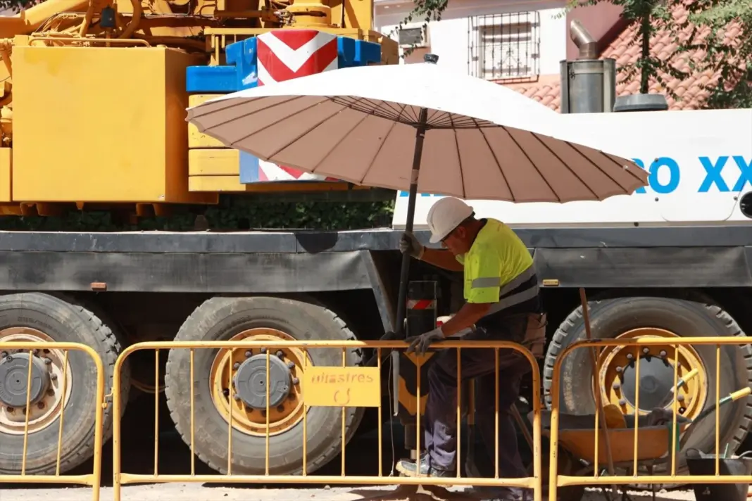 Trabajador de la construcción resguardándose de las altas temperaturas | Rocío Ruz / Europa Press