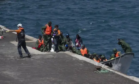 Llega a El Hierro un cayuco con 112 migrantes y otro a Gran Canaria con 15