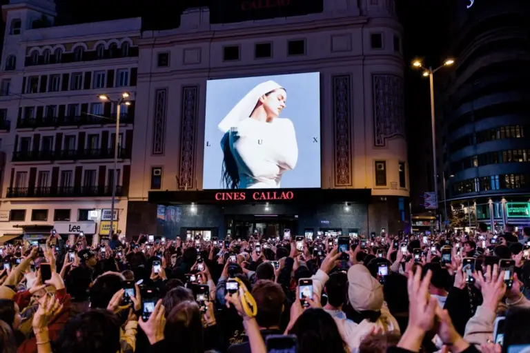 Analizan posibles sanciones por el acto sorpresa de Rosalía en Callao