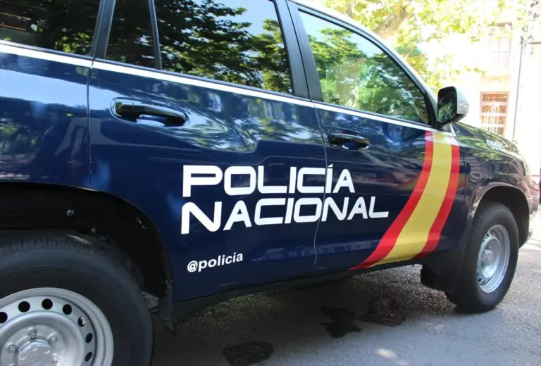 Tirotean un coche y secuestran a su conductor en Madrid