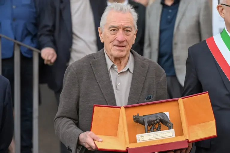 El papa saluda a Robert de Niro en el Vaticano: «Es un placer conocerle»
