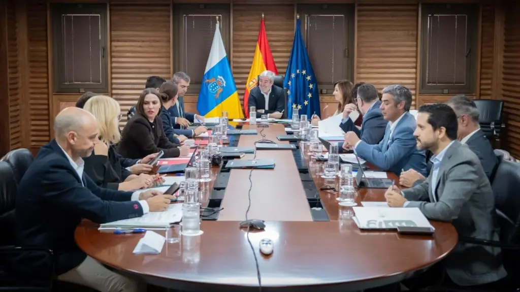Canarias cambiará su himno y escudo para incluir a La Graciosa. Europa Press.