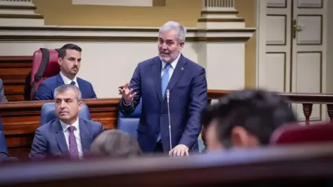 Vivienda, educación y políticas sociales marcan la sesión de control al Gobierno en el Parlamento de Canarias