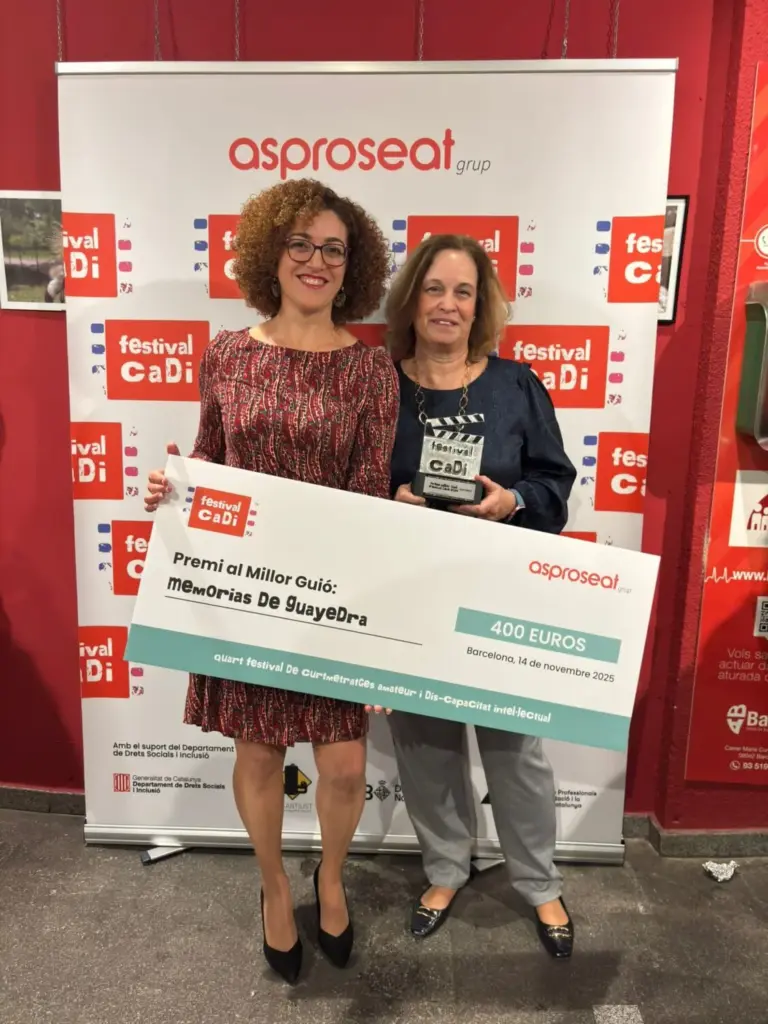 Imagen de la recepción del premio en el Festival CADI 2025