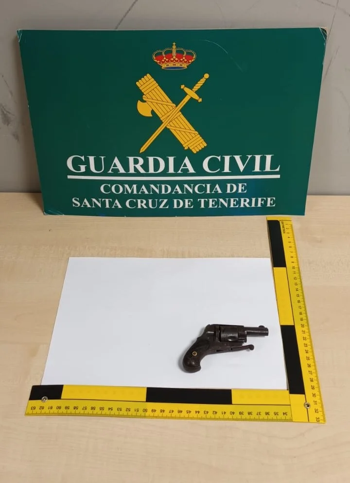 Hallan un arma de fuego en el equipaje facturado de un pasajero en el Aeropuerto Tenerife Norte. Guardia Civil.