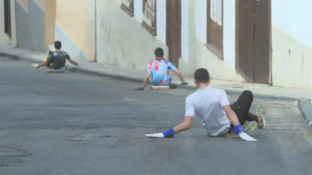 San Andrés trae consigo a las tablas que se deslizan de forma continua por sus calles empinadas