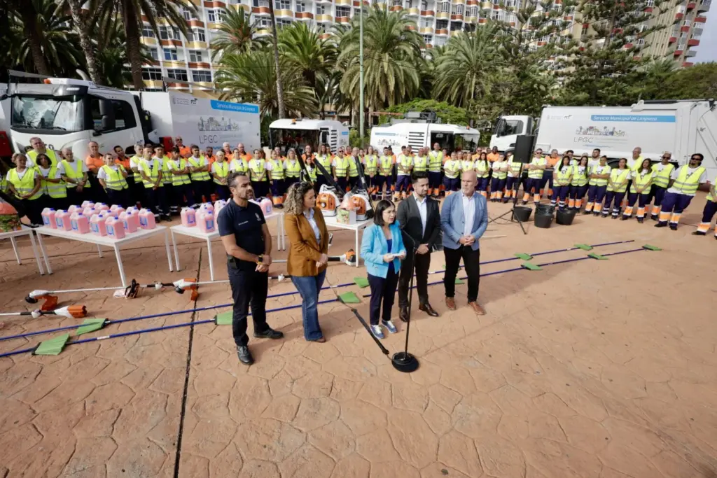 El Ayuntamiento de Las Palmas de Gran Canaria refuerza la higiene urbana con 420 efectivos más y 40 vehículos nuevos para todos los distritos