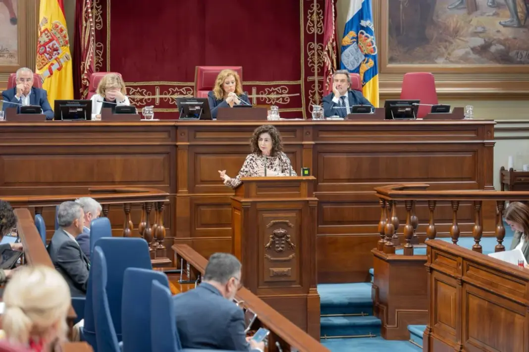 Matilde Asián, consejera de Hacienda y Relaciones con la UE en el pleno del Parlamento de Canarias este miércoles, 26 de noviembre de 2025. Imagen Gobierno de Canarias