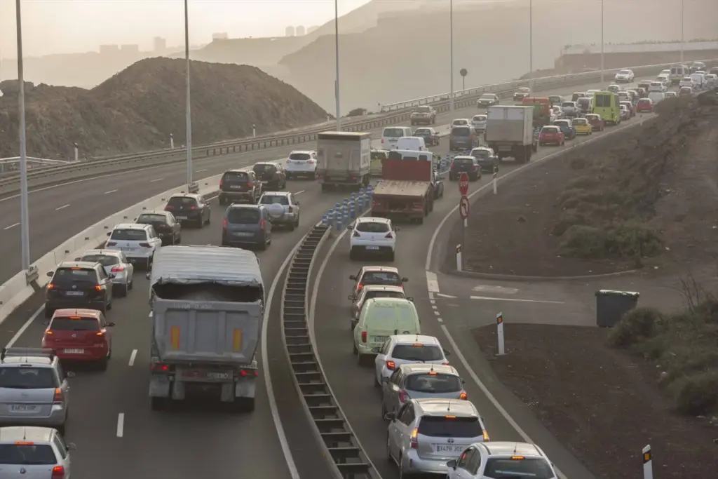 Coches circulando en la vía GC-2, en la isla de Gran Canaria.