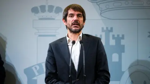 Urtasun se compromete a dar más proyección a artistas canarios en las sedes del Cervantes