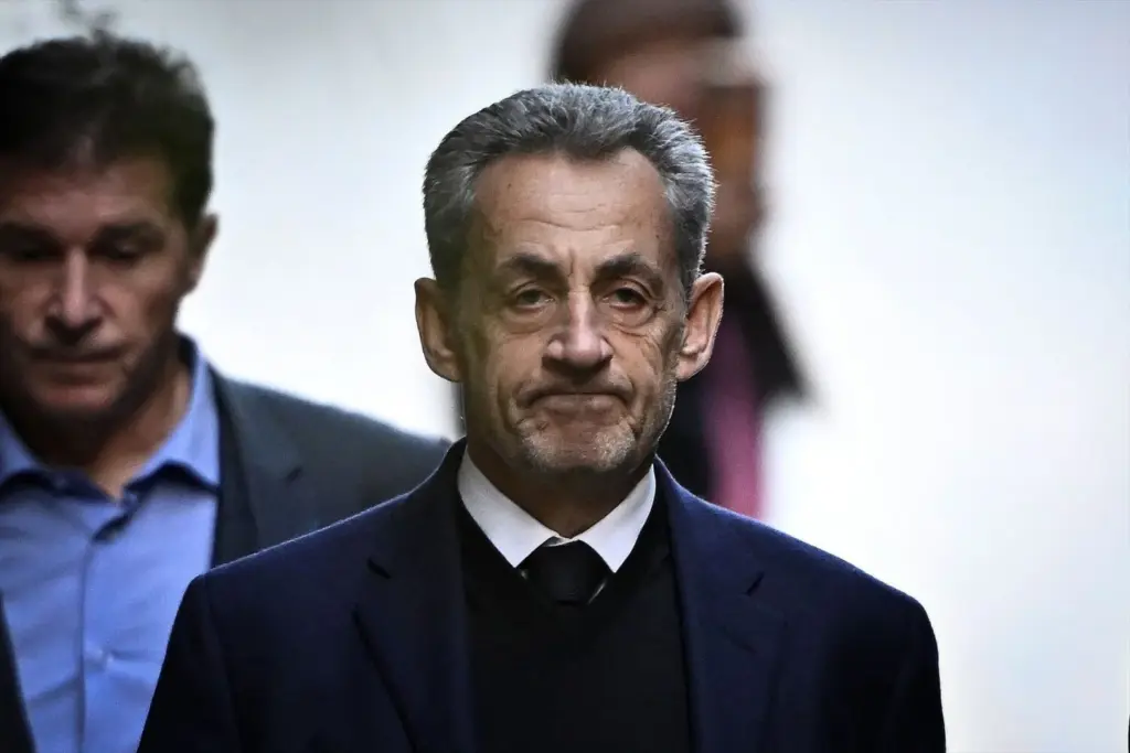 Nicolás Sarkozy regresa a su casa tras tres semanas en prisión a la espera nuevo juicio