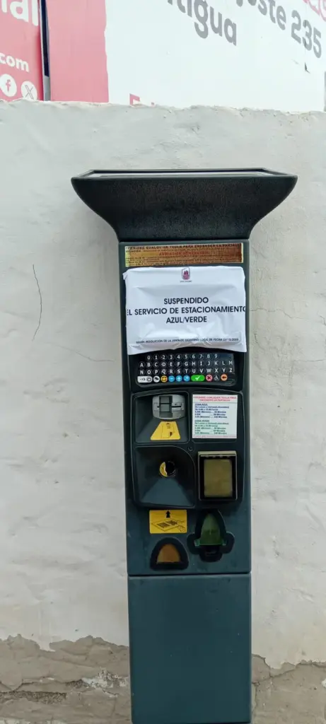 Parquímetro con aviso de suspensión porque el Ayuntamiento de Puerto del Rosario ordena el cese inmediato de la zona azul y verde tras incumplimientos de la empresa concesionaria