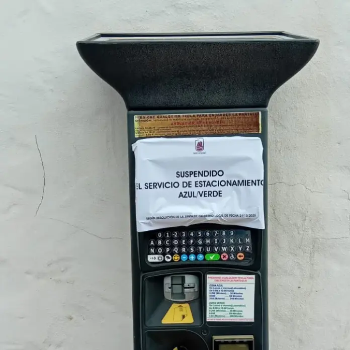 Parquímetro con aviso de suspensión porque el Ayuntamiento de Puerto del Rosario ordena el cese inmediato de la zona azul y verde tras incumplimientos de la empresa concesionaria