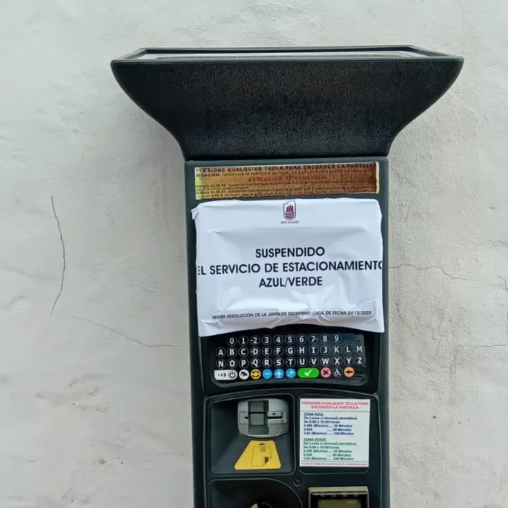Parquímetro con aviso de suspensión porque el Ayuntamiento de Puerto del Rosario ordena el cese inmediato de la zona azul y verde tras incumplimientos de la empresa concesionaria